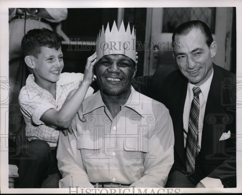 1951 Press Photo Jersey Joe Walcott, child James Slater & manager F Cocchicchio- Historic Images