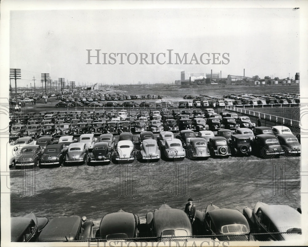 1943 Press Photo Sportsmans Park track in Chicago Illinois, crowded car lot- Historic Images