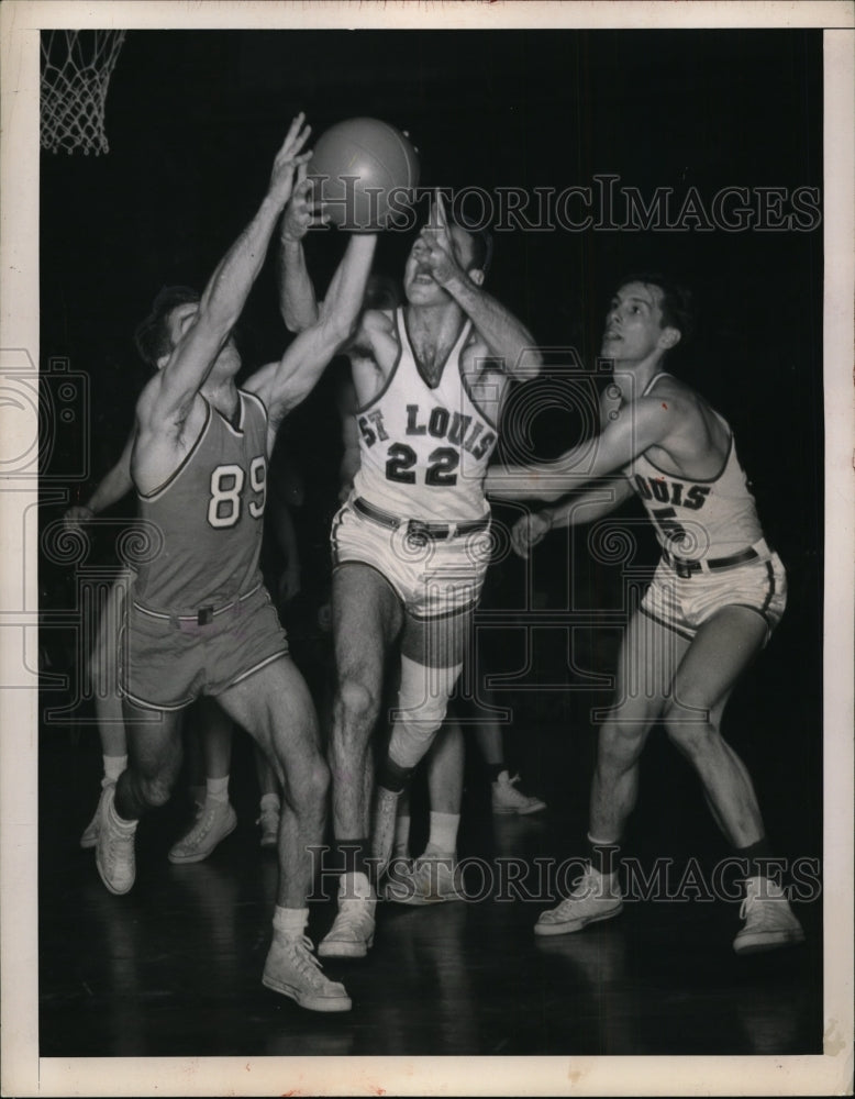 1949 Press Photo Bob Long of Bowling Green vs St Louis&#39; Marv Schatzmann in NYC- Historic Images