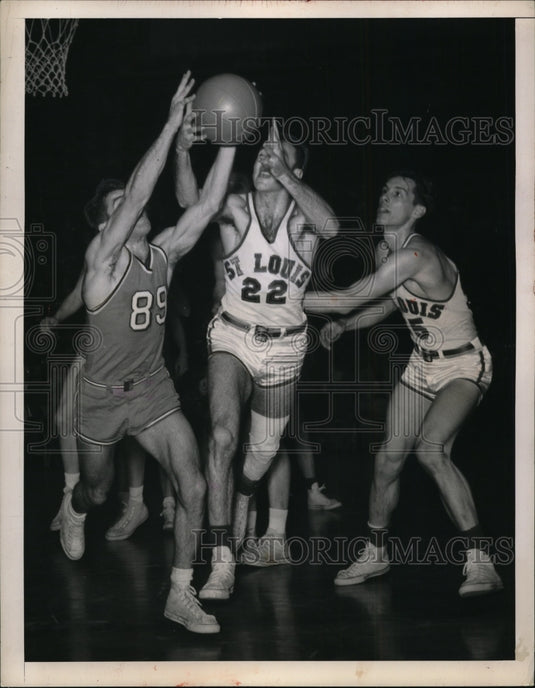 1949 Press Photo Bob Long of Bowling Green vs St Louis' Marv Schatzmann in NYC- Historic Images