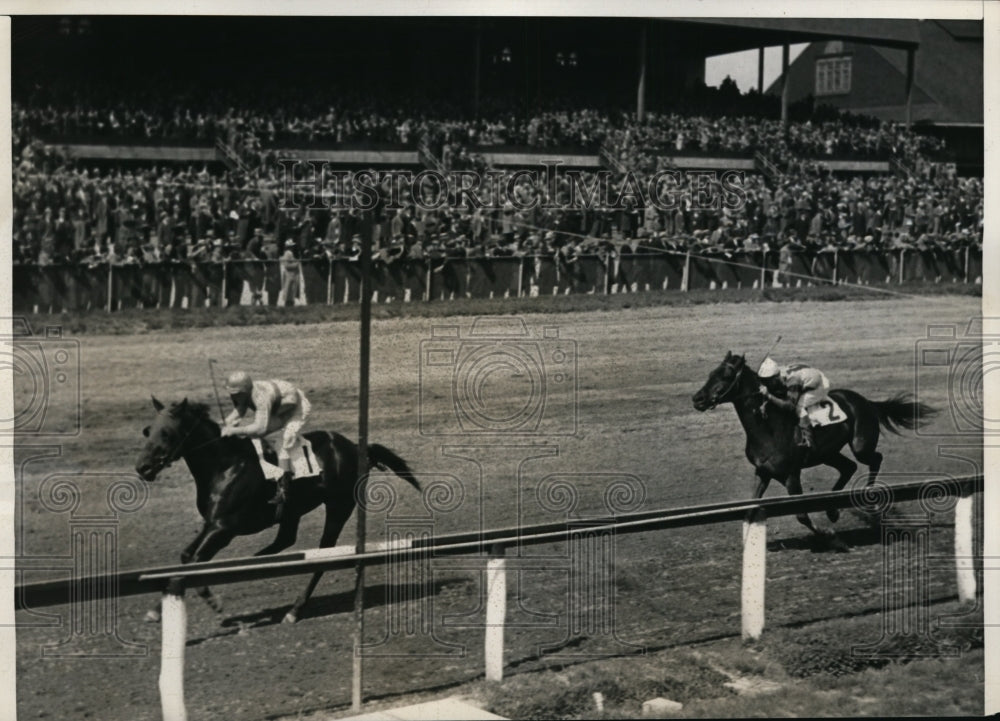 1937 Press Photo Jockey Stout on Grand Jester vs Busy K at Jamaica track- Historic Images