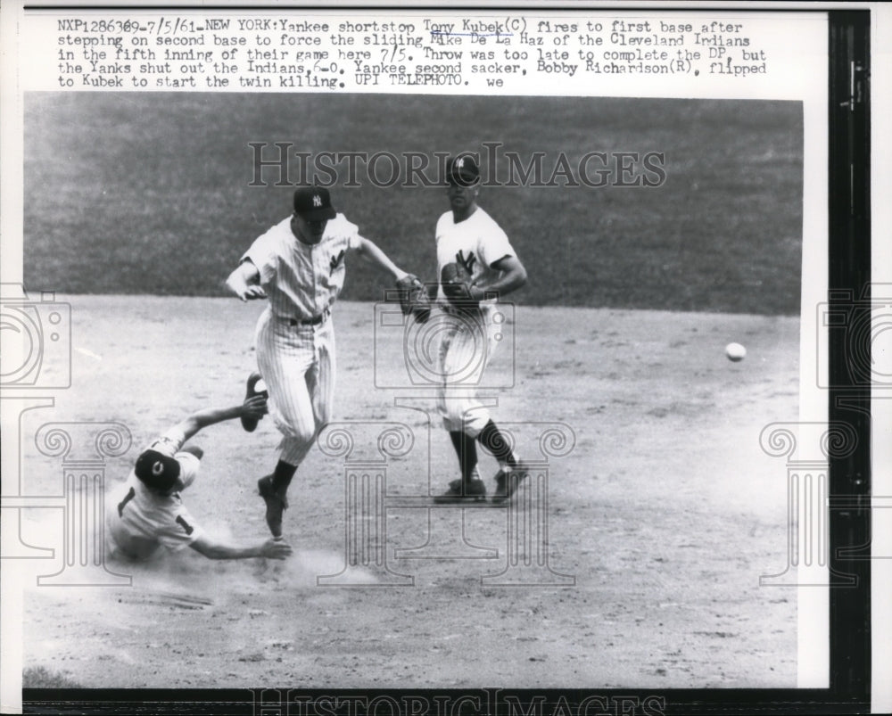 1961 Press Photo Yankee Bobby Richardson vs Indians Mike De La Haz at 2nd- Historic Images