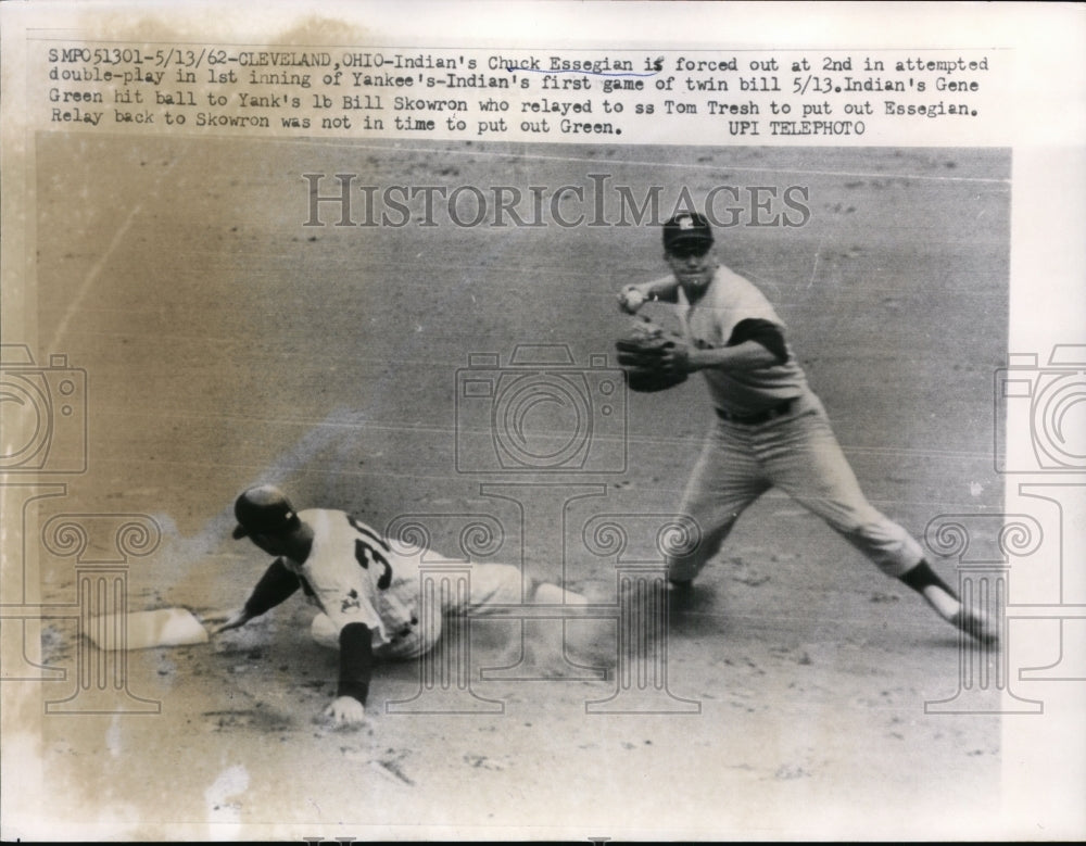 1962 Press Photo Indian Chuck Essegian out at 2nd vs Yankees Tom Tresh- Historic Images