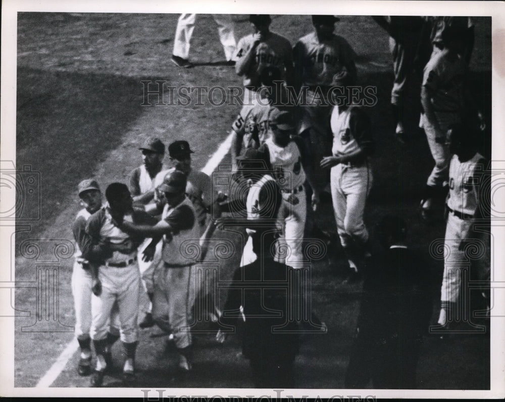 1965 Press Photo Indians Gonzalez & team vs Detroit's Sherry in fight on field- Historic Images