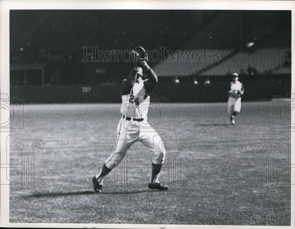1965 Press Photo Indian Ginzalez catches a flyball from Freehan in 6th inning- Historic Images