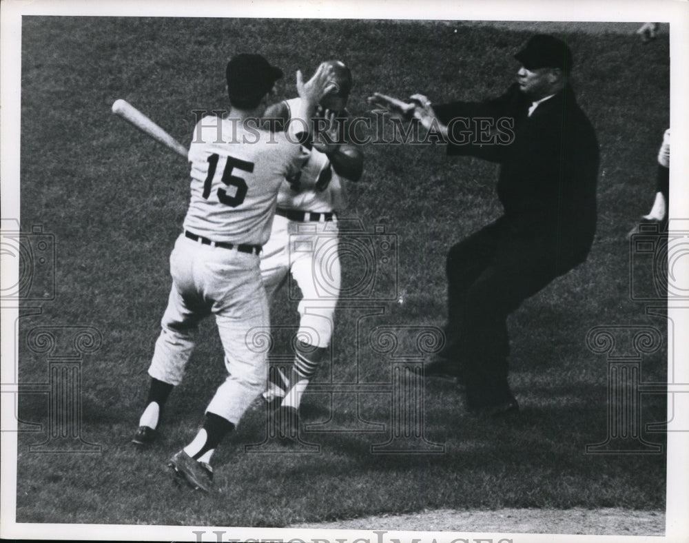 1965 Press Photo Indians Gonzalez vs Detroit&#39;s Sherry in fight on field- Historic Images