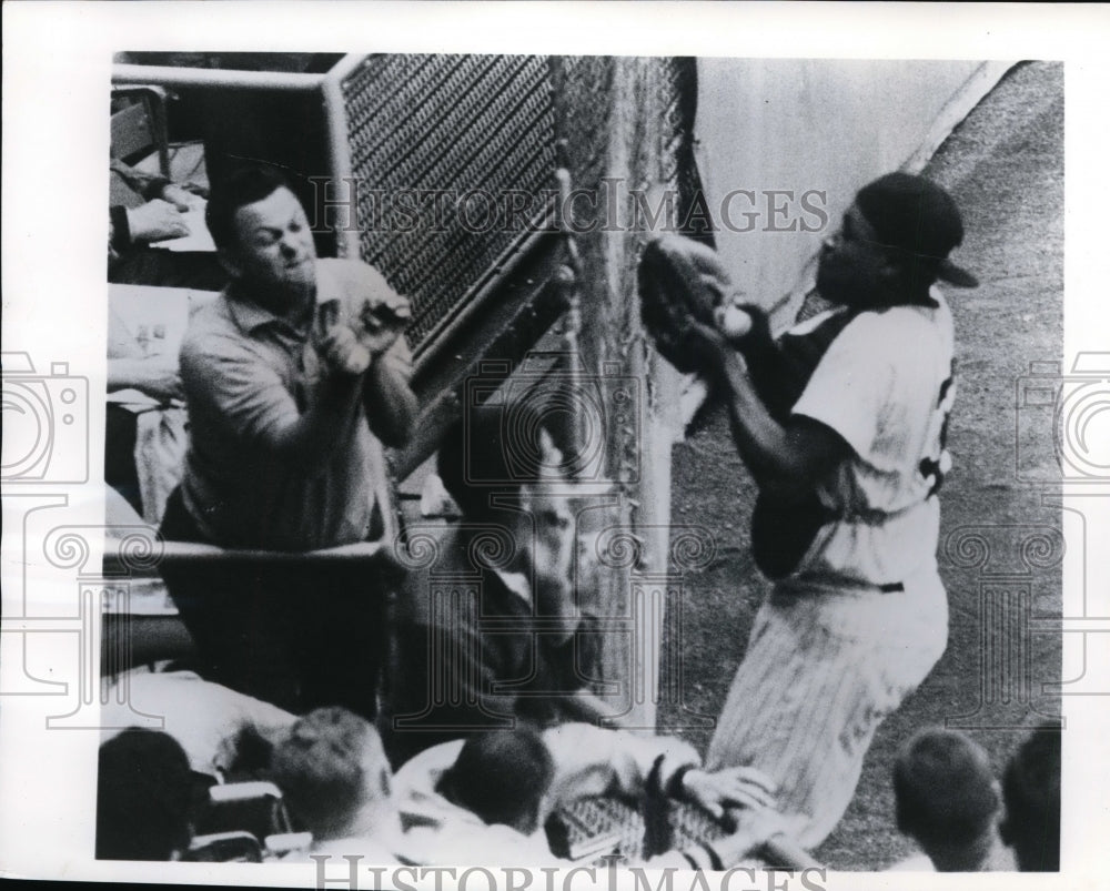 1962 Press Photo Yankee Elston Hoeard after flyball from Red Sox, Yankee Stadium- Historic Images