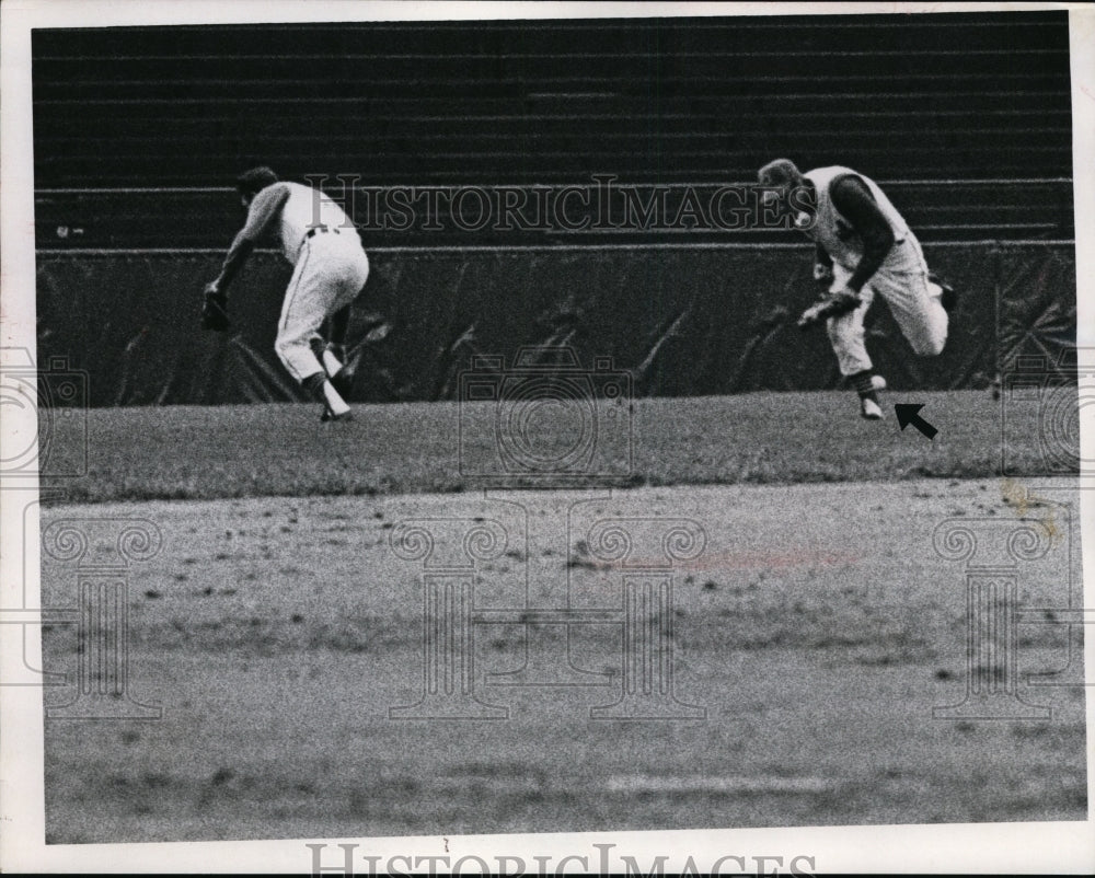 1969 Press Photo Larry Brown &amp; Russ Snyder of Indians - nes40807 - nes40807- Historic Images