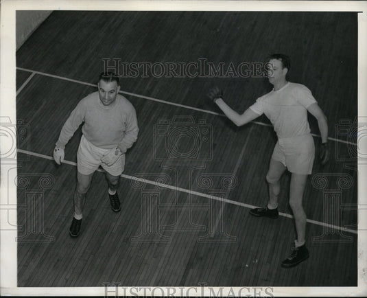1942 Press Photo Jack Spaulding Cubs coach & Bucky Walters of Reds at handball- Historic Images