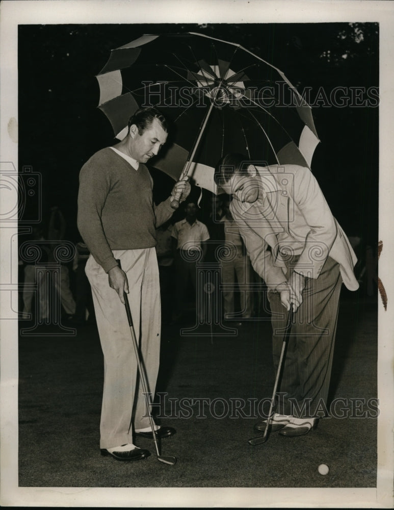 Load image into Gallery viewer, 1940 Press Photo Ky Laffoon &amp; Joe Robinson practice for PGA tournament
