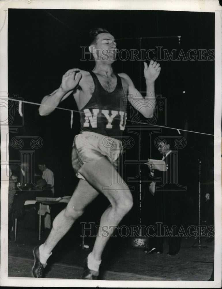 1946 Press Photo Leslie MacMitchell in invitational mile at Philadelphia- Historic Images