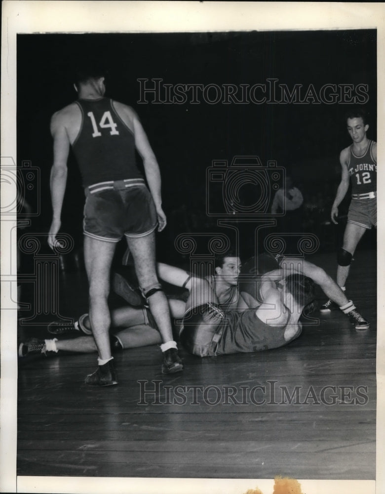 1943 Press Photo Jack Korniewicz of St Francis vs Frank Plantamura of St Johns- Historic Images