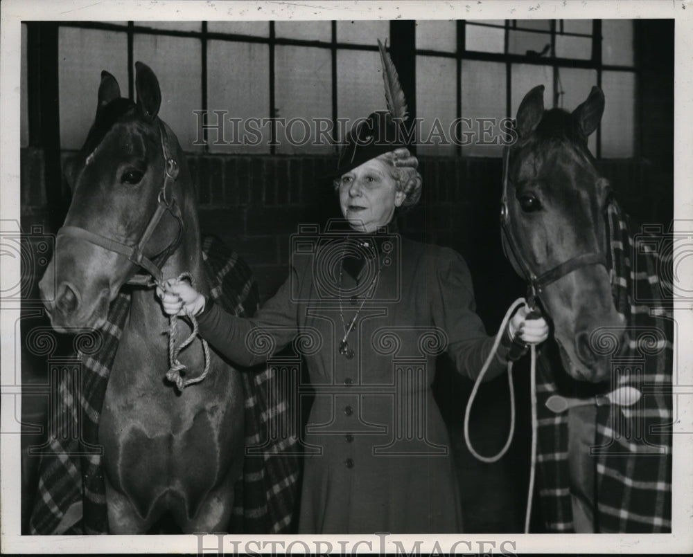 1939 Press Photo Mrs L Victor Weil &amp; horses Mickey Mouse &amp; King of the Lawn- Historic Images