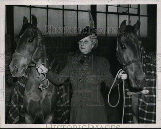 1939 Press Photo Mrs L Victor Weil & horses Mickey Mouse & King of the Lawn- Historic Images
