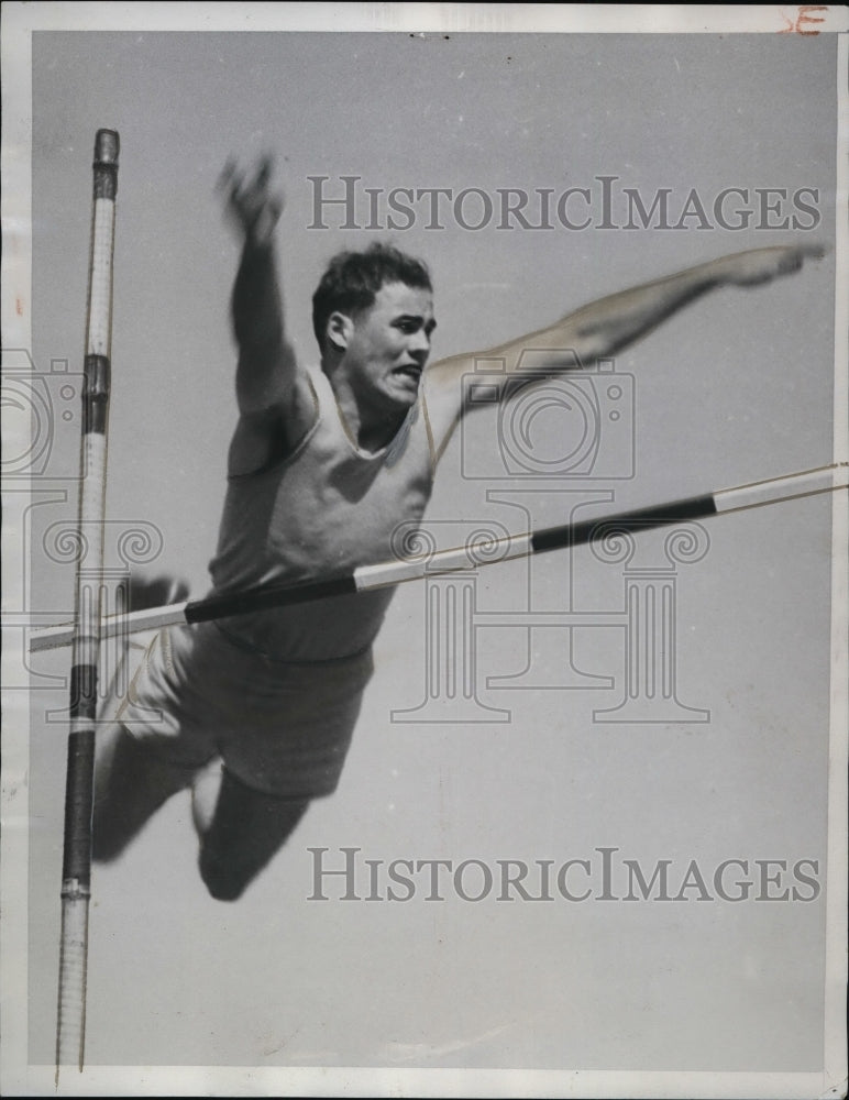 1934 Press Photo Bill Graber in pole vault of 14&#39; 5&quot; at Santa Barbara California- Historic Images