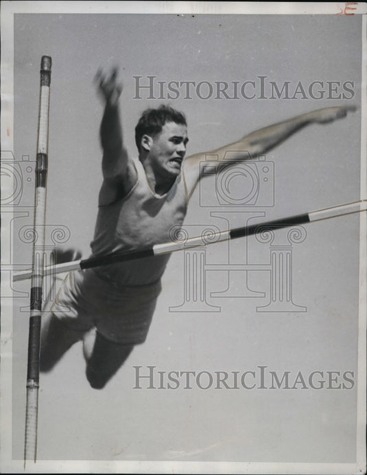 1934 Press Photo Bill Graber in pole vault of 14' 5" at Santa Barbara California- Historic Images