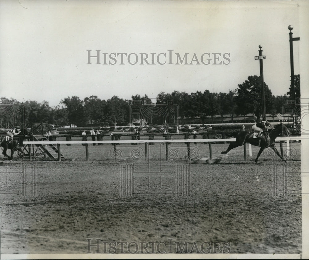 1933 Press Photo Dark Winter wins at Saratoga track NY vs Pomponius, Keep Out
