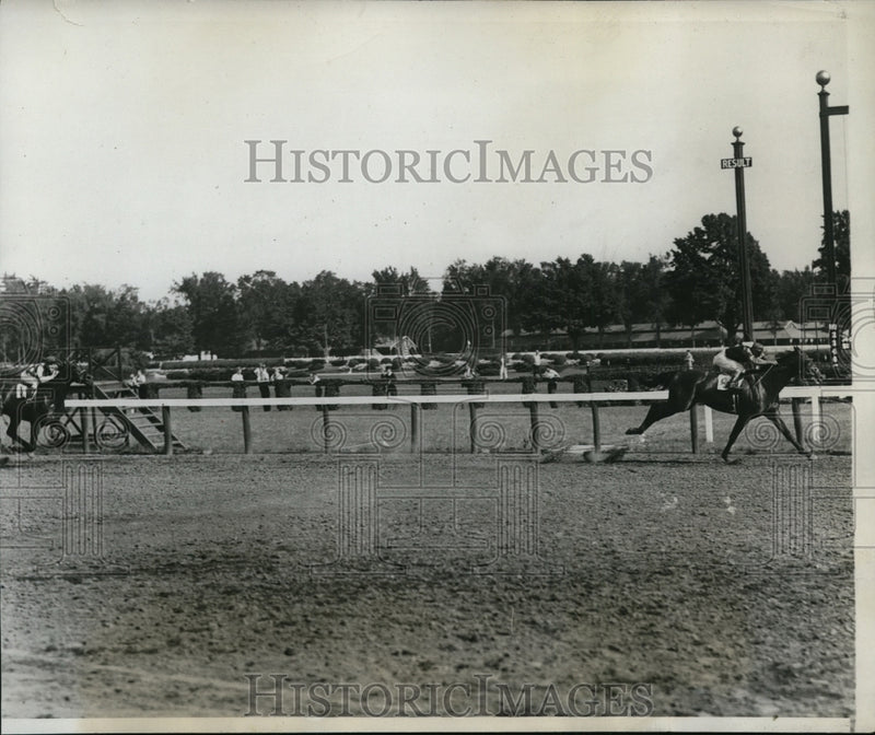Load image into Gallery viewer, 1933 Press Photo Dark Winter wins at Saratoga track NY vs Pomponius, Keep Out
