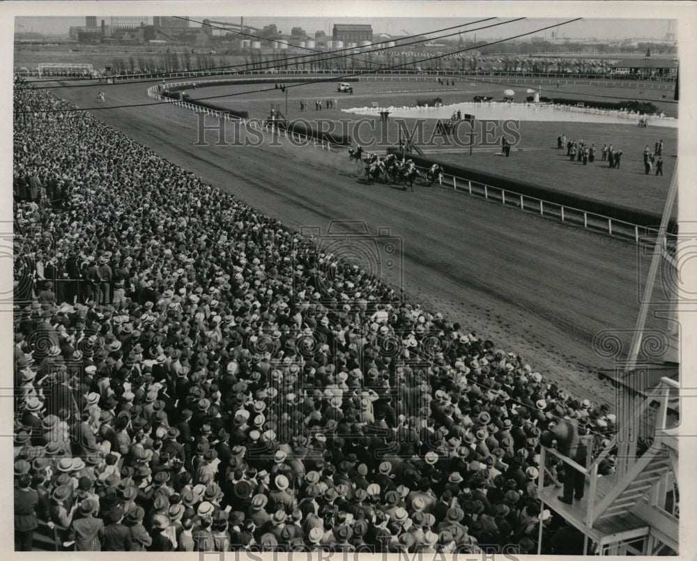 1941 Press Photo Sportsmans Park race crowds in Chicago at Hawthorne Handicap