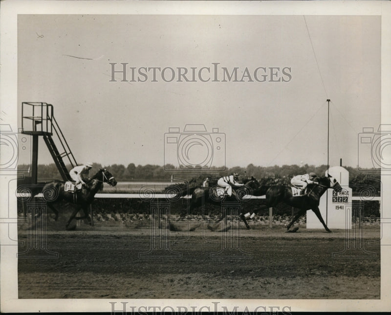 Load image into Gallery viewer, 1941 Press Photo Minnelusa wins at Belmont race vs Button Hole, Knight's Quest

