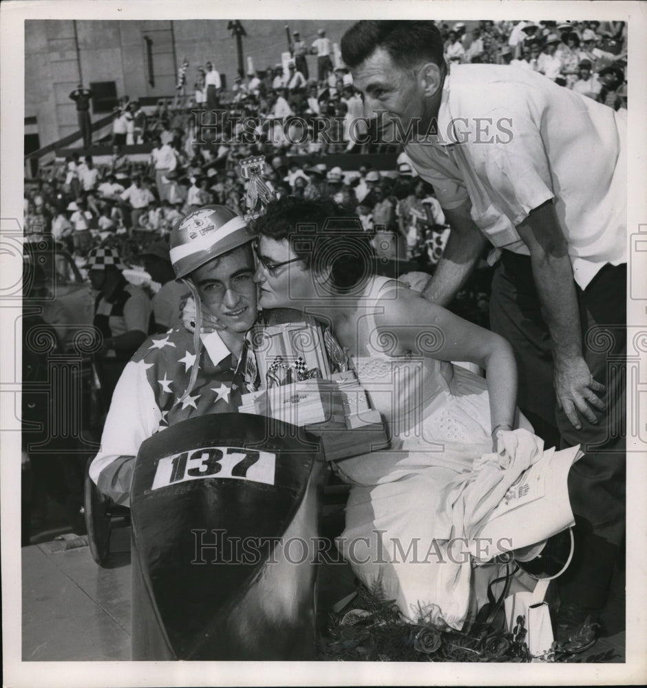 1951 Press Photo Mrs William Cooper son Darwin win All American Soap Box Derby- Historic Images