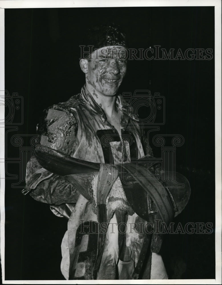 1941 Press Photo Jockey H Claggett at Bowie track Maryland covered in mud- Historic Images