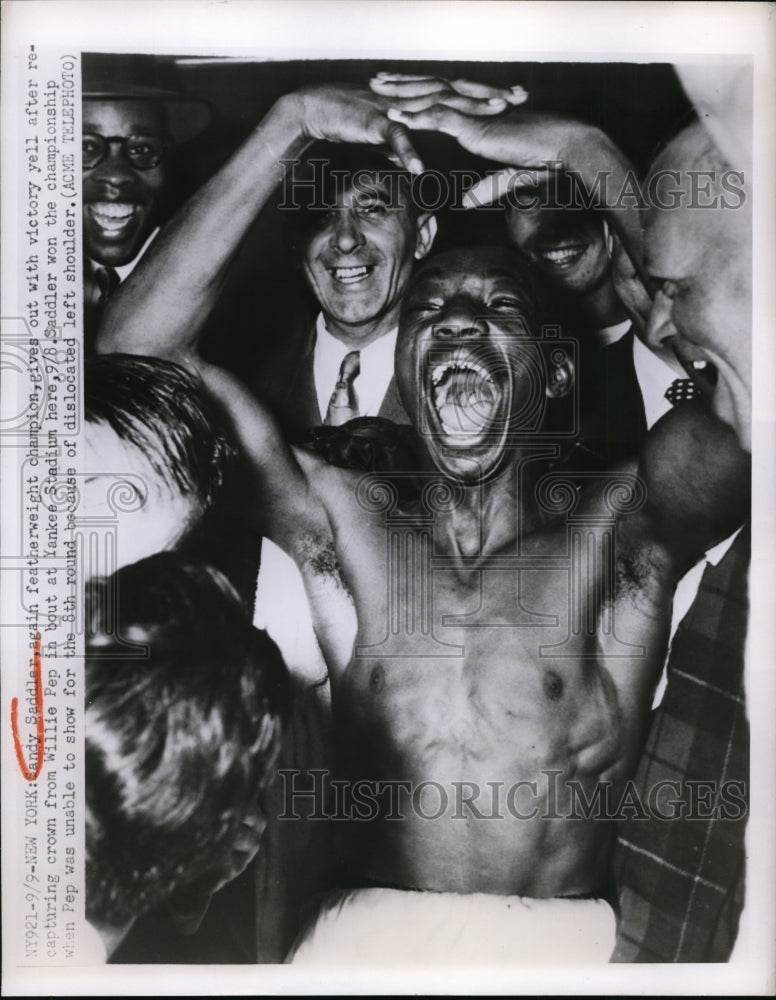 1950 Press Photo Sandy Saddler featherweight champ vs Willie Pep in NYC
