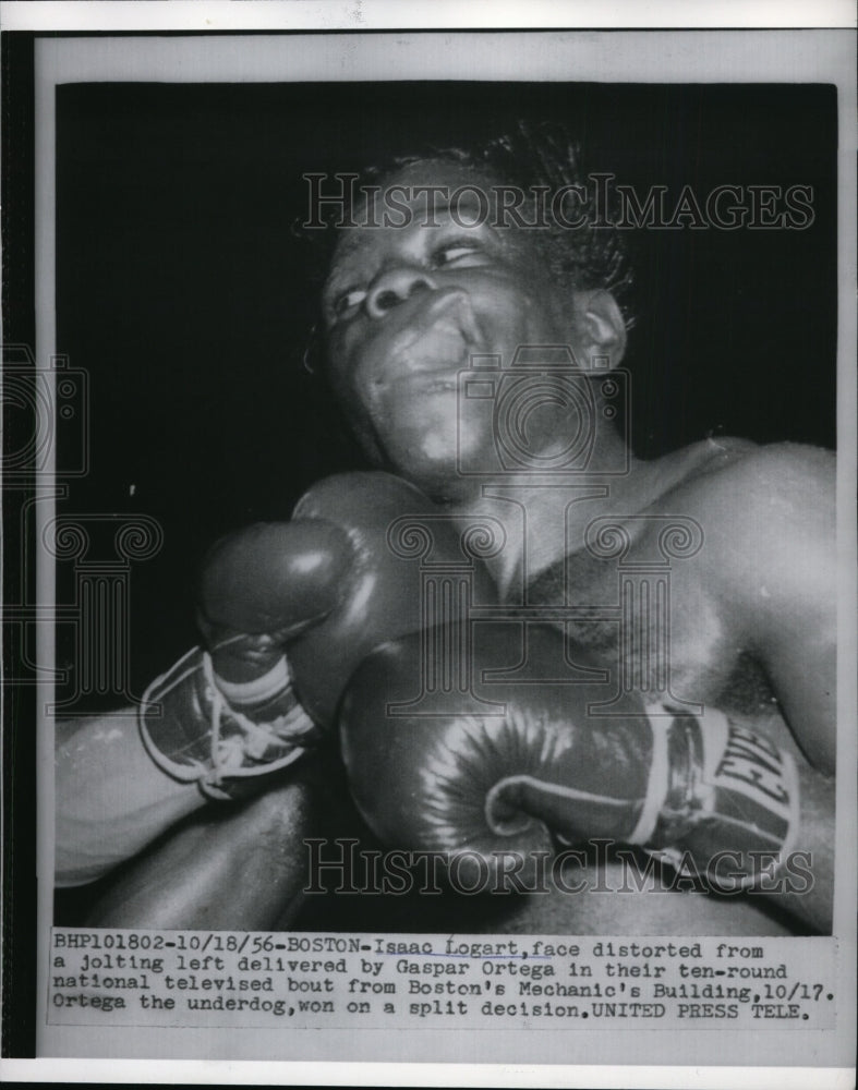 1956 Press Photo Isaac Logart after hit by Gaspar Ortega in Boston bout- Historic Images