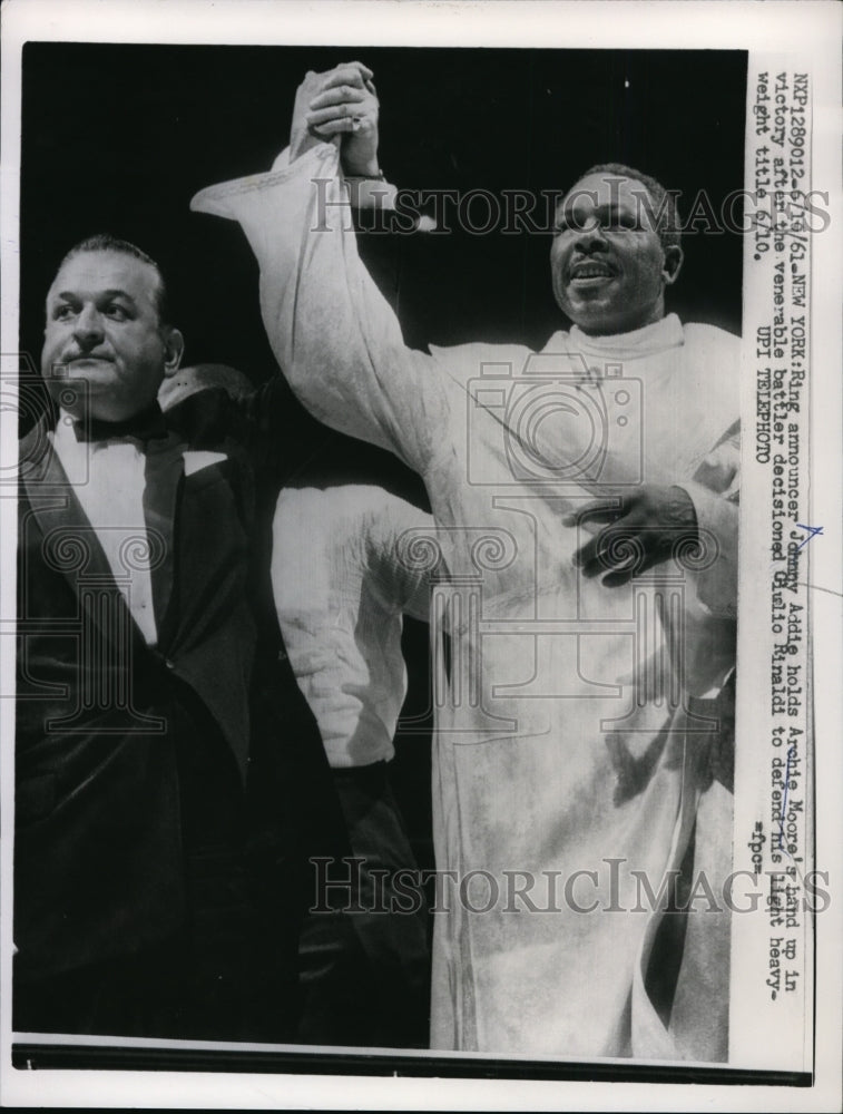 1961 Press Photo Announcer Johnny Addie with Archie Moore win vs Guilio Rinaldi- Historic Images