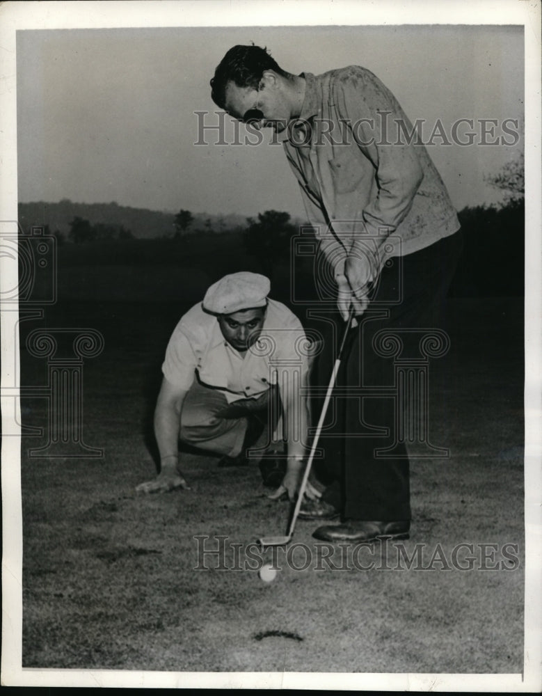 1942 Press Photo Bill Zmrzel blind golfer &amp; aide Jerry Castelli in Pittsburgh- Historic Images