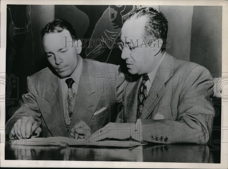 Load image into Gallery viewer, 1951 Press Photo Eddie Stanky Giants 2nd baseman &amp; Cardinal owner Fred Saigh
