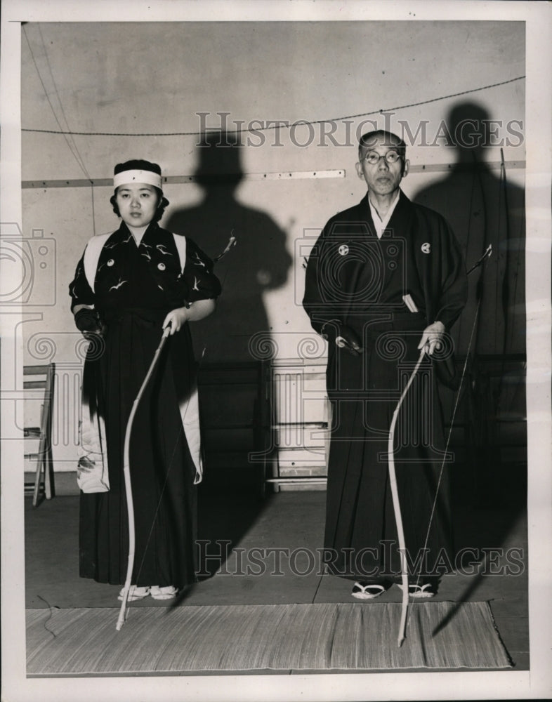 1940 Press Photo Tatsugoro Okajina &amp; Miss Isao at Japanese ceremonial archery- Historic Images