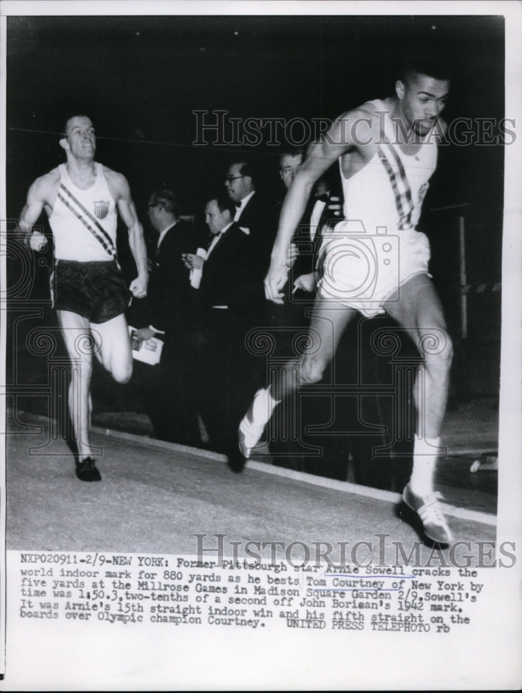 1957 Press Photo Arnie Sowell wins 800 yard dash in NY vs John Borlean- Historic Images