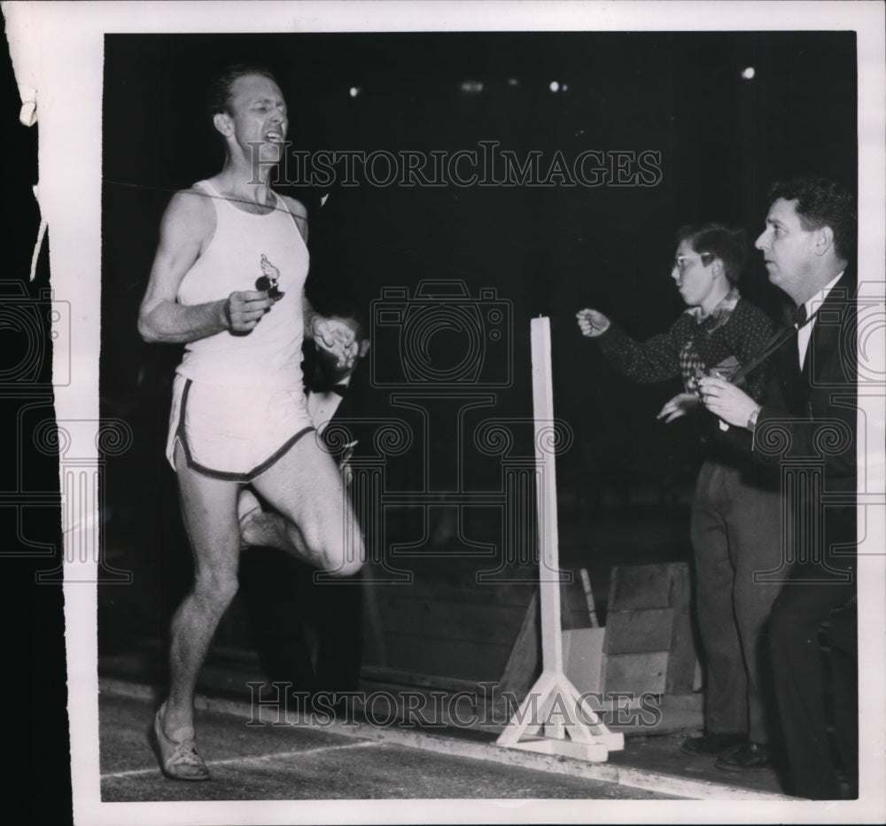 1951 Press Photo Fred Wilt at National AAU track in NYC mile in 4:09.4- Historic Images