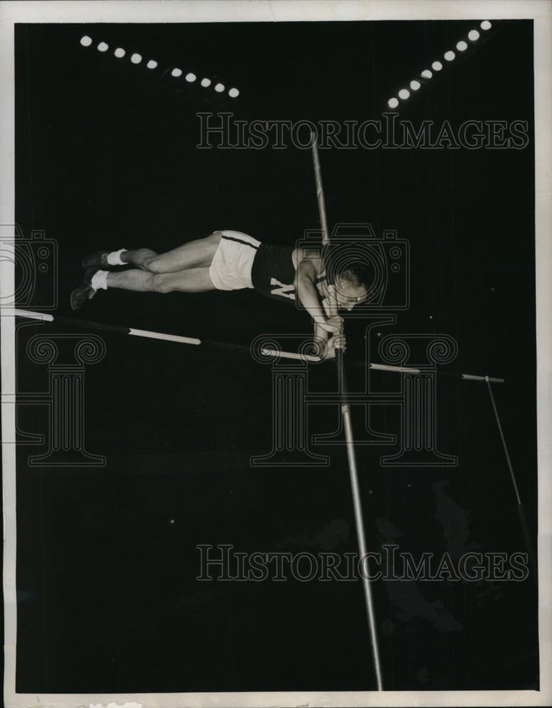 1946 Press Photo William E Moore Northwester University pole vault in NY- Historic Images