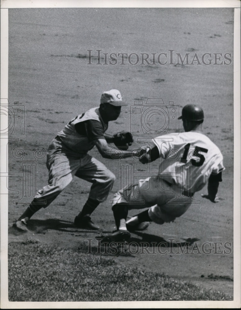 1957 Press Photo Giants Ed Shebroud tags Johnny Thomas out at 2nd - nes43225- Historic Images