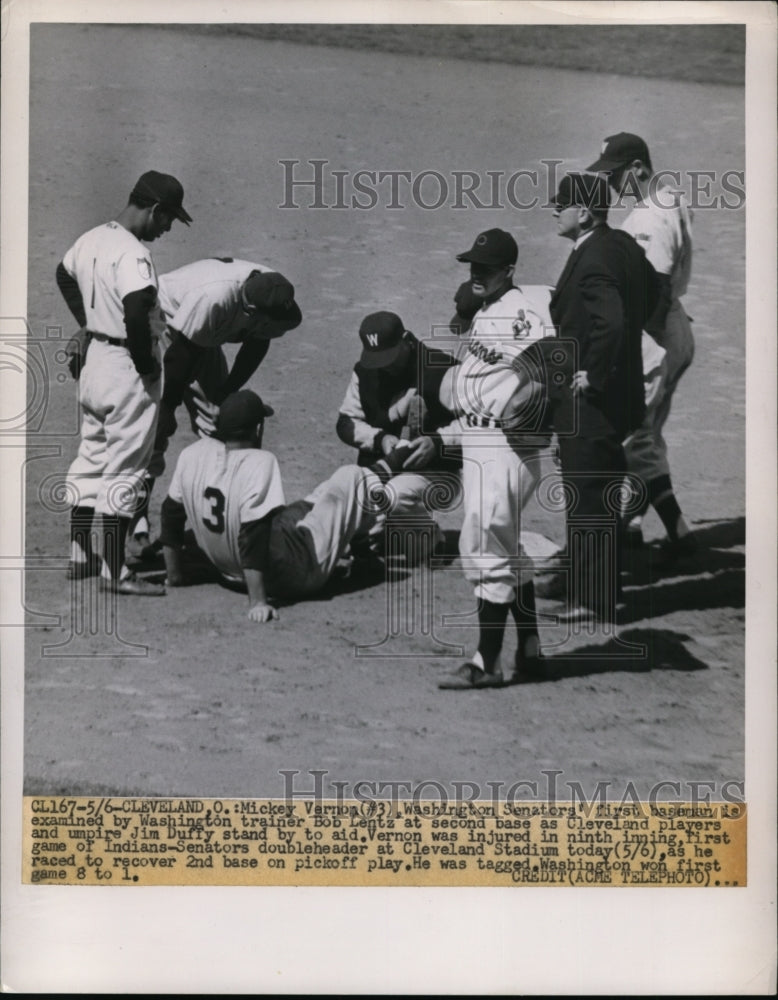 1951 Press Photo Senators Mickey Vernoa & trainer Bob Lentz vs Indians- Historic Images