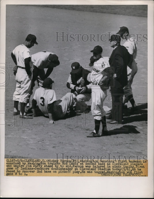 1951 Press Photo Senators Mickey Vernoa & trainer Bob Lentz vs Indians- Historic Images
