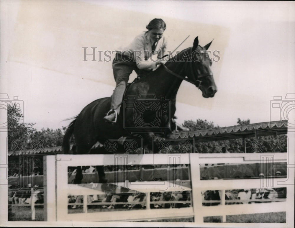 1936 Press Photo Josephine Seubler on Huntley Glen at Elberon Horse Show NJ- Historic Images