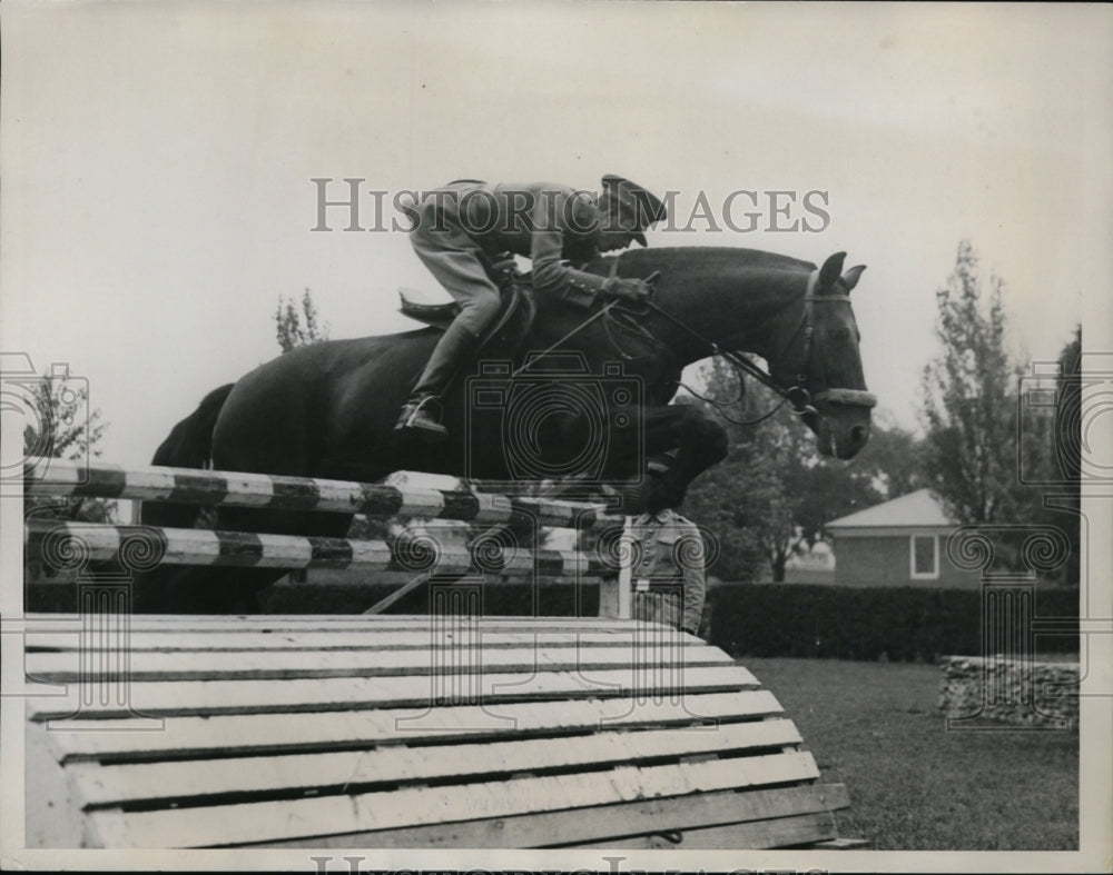 1938 Press Photo Captain Armando Villareal at Fort Myer VA American horse show- Historic Images