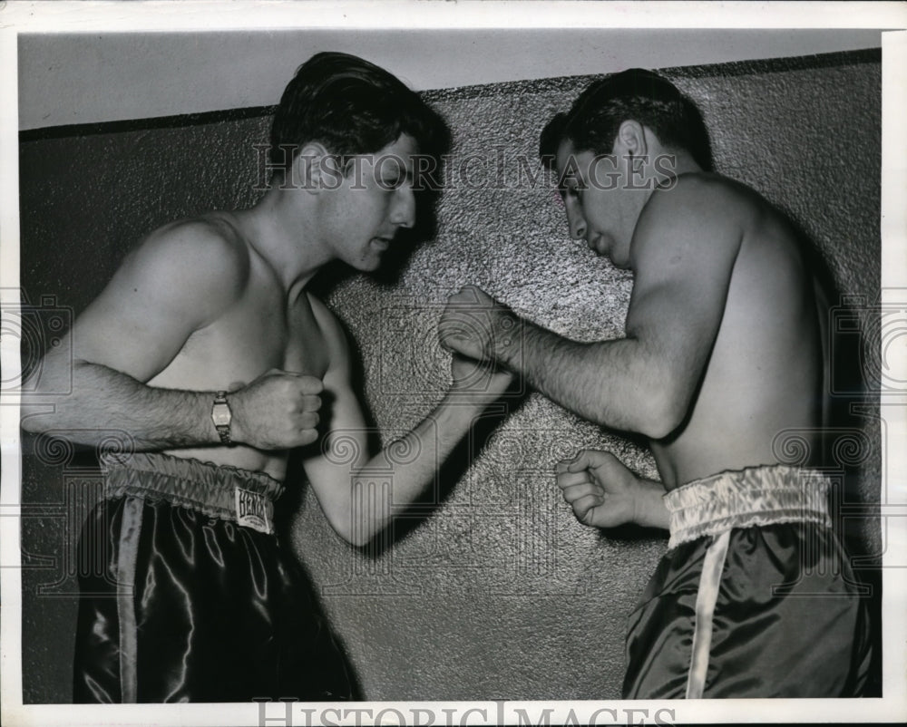 1944 Press Photo Bobby Ruffin vs Johnny Greco in welterweight bout NYC- Historic Images