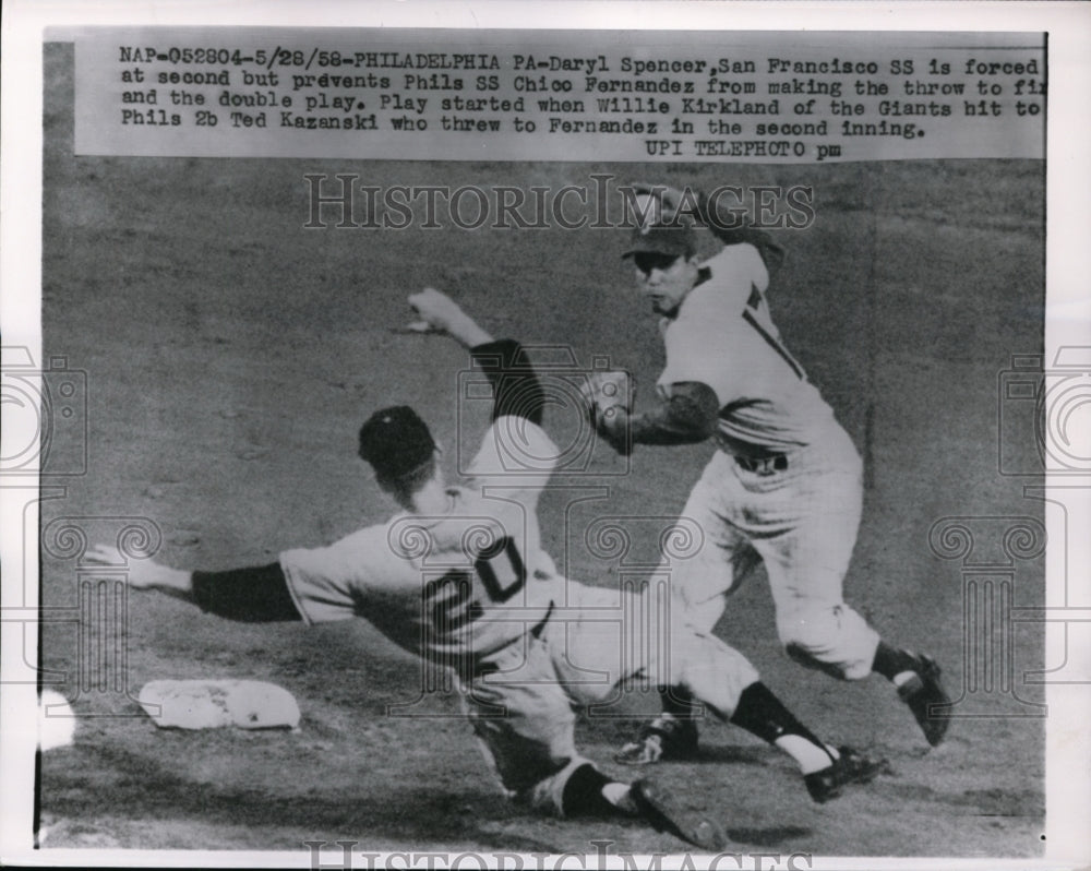 1958 Press Photo Daryl Spencer of Giants out at 2nd vs Chico Fernandez of Phils- Historic Images