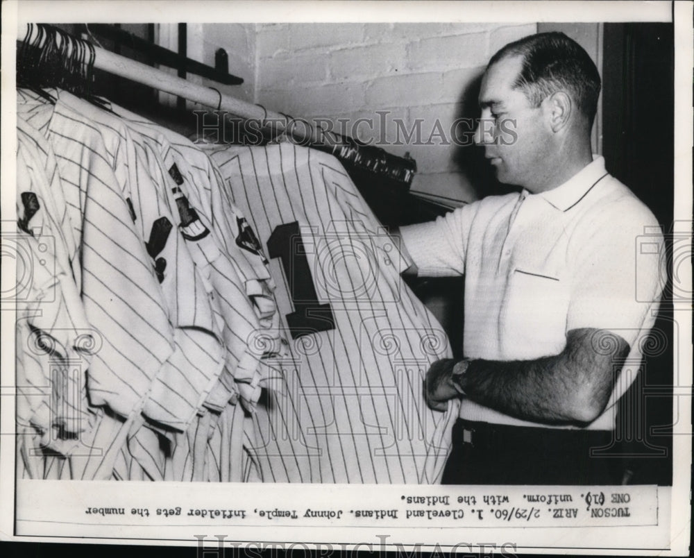 1960 Press Photo Cleveland Indian Johnny Temple infielder in locker room- Historic Images