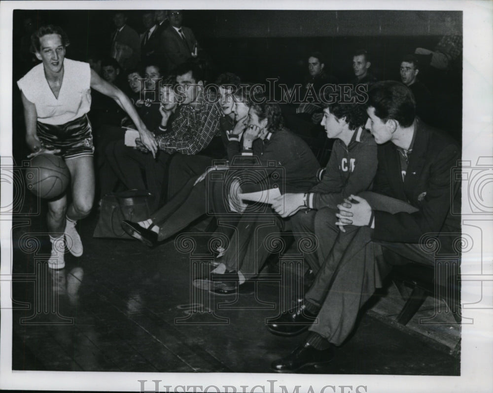 1959 Press Photo Russian teams watch Katherine Washington dribble basketball NYC- Historic Images