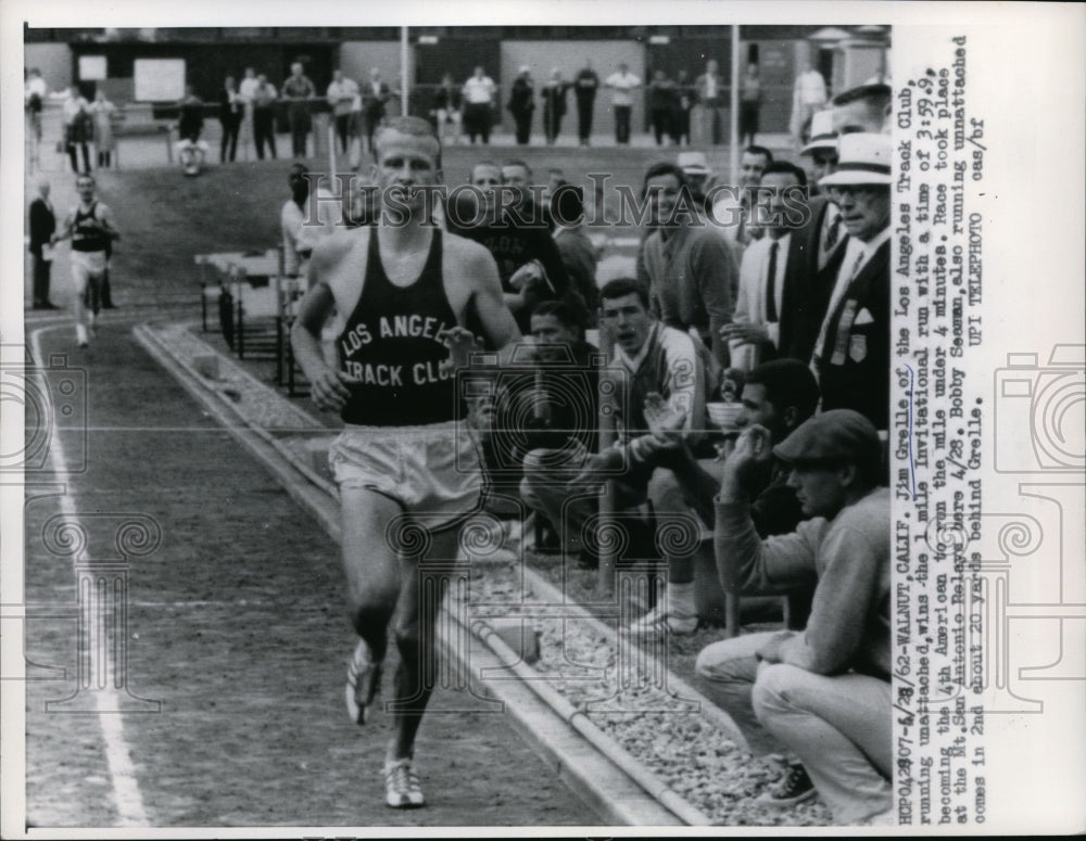 1962 Press Photo Jim Grelle of TA Track Club does mile in 3:59.5, Bob Seaman 2nd- Historic Images