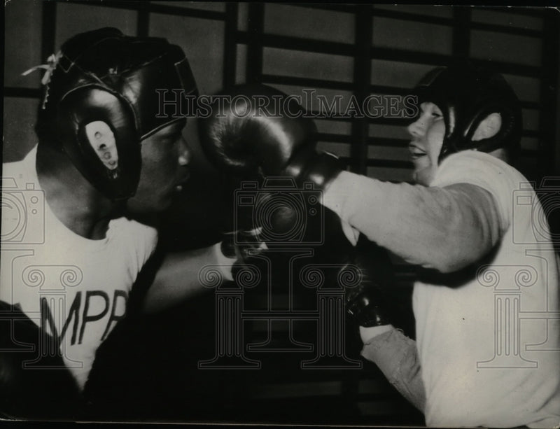 Load image into Gallery viewer, 1957 Press Photo Ingemar Johanssen trains for bout vs Henry Cooper - nes43858

