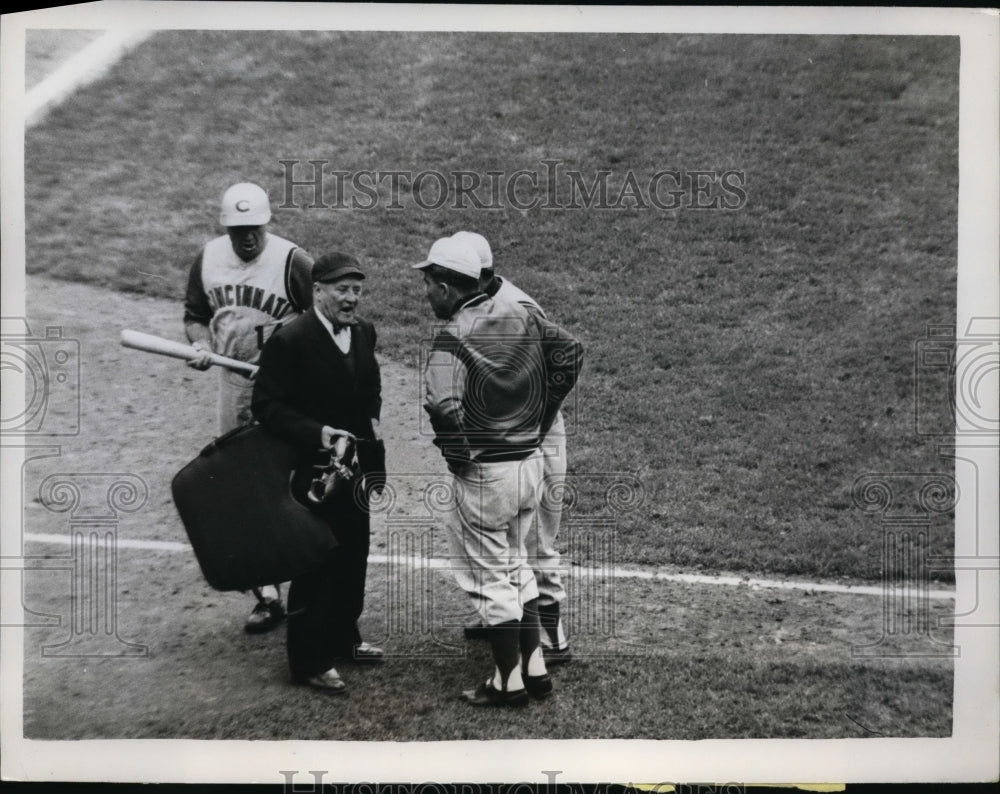 1961 Press Photo Reds Willie Jones & Umpire Jocko Conlan game vs Cubs- Historic Images