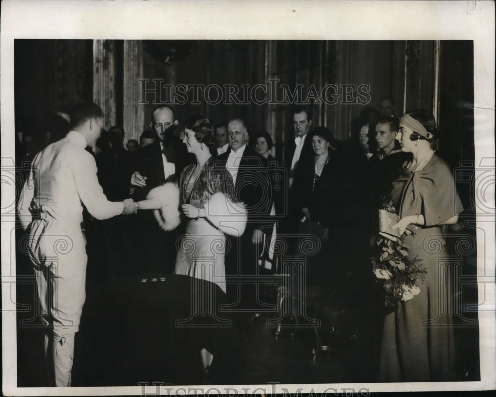 1933 Press Photo Princess Sibylla of Sweden &amp; medals to fencing champs- Historic Images