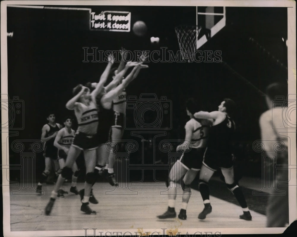 1936 Press Photo NYU Irv Terjese vs Mike Petrosky of Georgetown at NYC- Historic Images