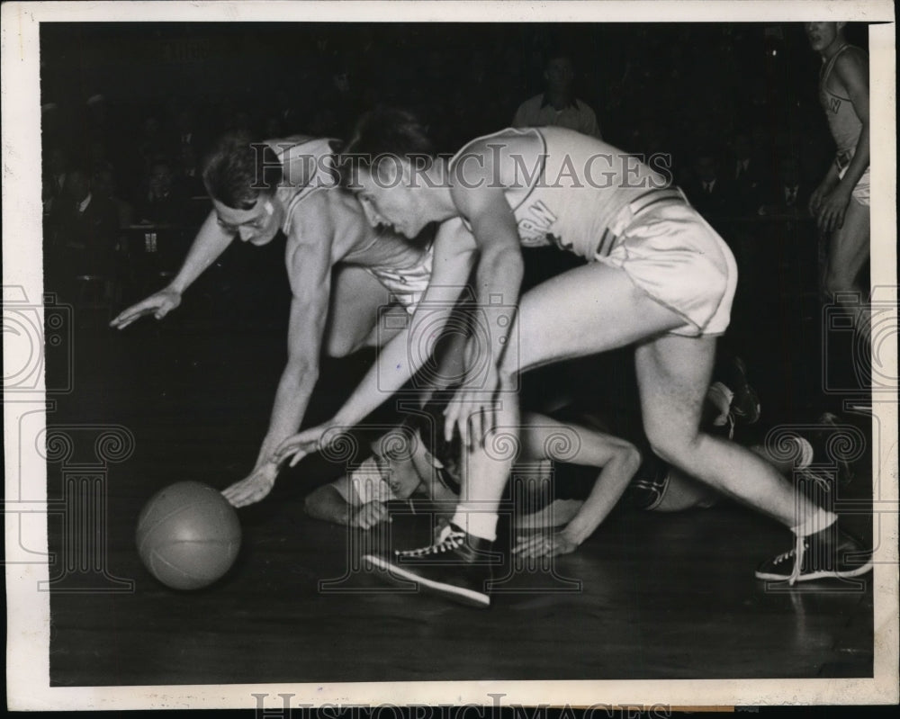 1943 Press Photo Western Kentucky vs Brooklyn at basketball in NYC - nes43924- Historic Images